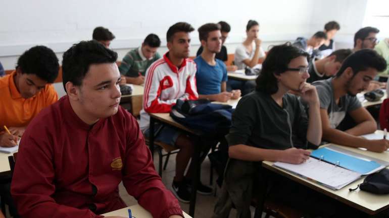 Alunos e professores viajaram para Itália no Carnaval. Esta quarta-feira a escola encerrou por internamento de uma aluna