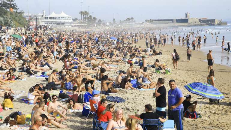 A praia de Carcavelos esta quarta-feira após o fecho de várias escolas para controlar a disseminação do coronavírus em Portugal