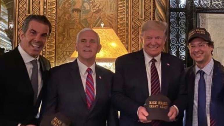 Fábio Wajngarten à direita, ao lado de Donald Trump. O vice-presidente dos EUA é o segundo a contar da esquerda