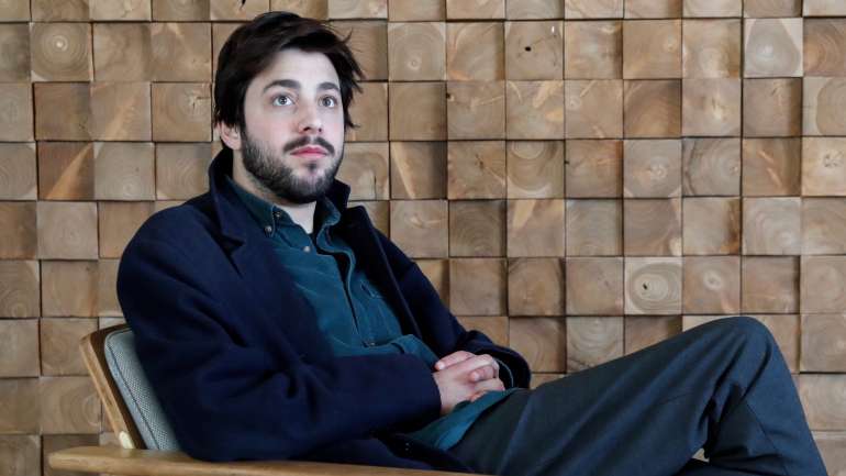 Salvador Sobral e o guitarrista e músico André Santos vão tocar algumas versões de canções num concerto online que será transmitido este sábado pelas redes sociais