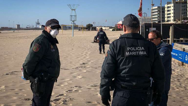 A Policia Marítima esteve sexta-feira nas praias de Gaia a sensibilizar as pessoas para não estarem em aglomerados