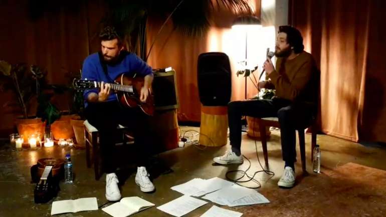 André Santos e Salvador Sobral, durante o concerto doméstico em casa de todos