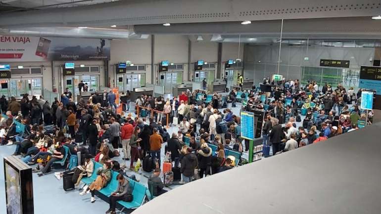 O cenário no terminal de partidas do aeroporto de Lisboa, este domingo à hora de almoço