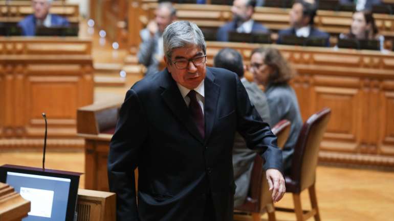 Ferro Rodrigues marcou conferência de imprensa para as 13h00 e conferência de líderes para as 19h00