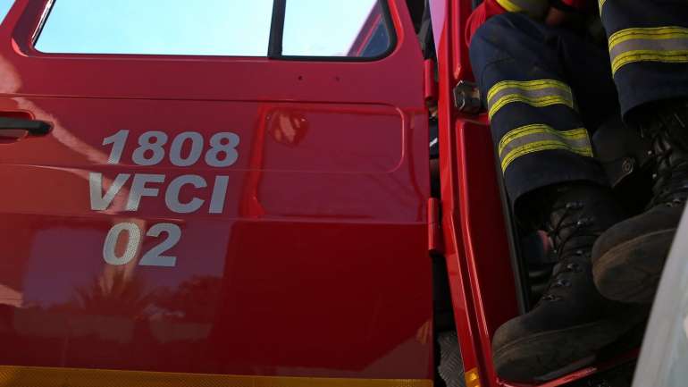 O fogo deflagrou na zona da cozinha e marquise, tendo provocado danos em caixilharias e vidros do edifício, sem provocar feridos