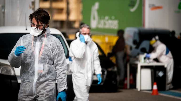 Cada país tem seguido uma estratégia para fazer frente à pandemia, desde a quarentena total ao simples distanciamento social