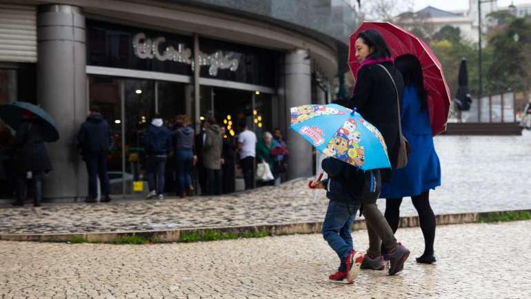 As temperaturas mínimas no continente vão oscilar entre os 8 graus Celsius (na Guarda, em Évora, Beja e Setúbal) e os 13 (em Aveiro) e as máximas entre os 11 (na Guarda) e os 18 (em Braga)