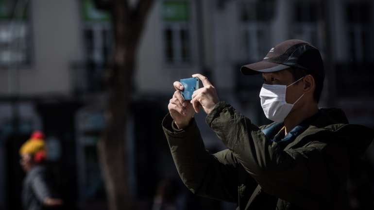 Espanha tem perto de 0,054% da população com infeção confirmada, após teste positivo — mais do que Portugal, que tem 0,012% dos habitantes. No entanto, faz diariamente quase o triplo dos testes por habitante