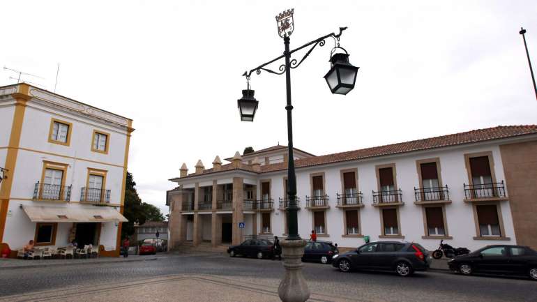 Segundo o MP, o arguido está ligado a um inquérito judicial no âmbito do qual se investiga "a atividade de um grupo criminoso que se dedica ao transporte de grandes quantidades de cocaína por via marítima"