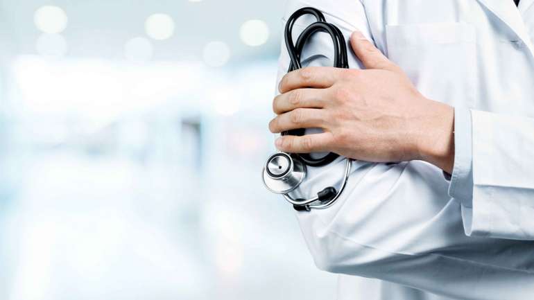 Médicos expostos a doentes com Covid-19 "sem prestação de cuidados diretos", mesmo sem "equipamento de proteção individual", não têm "restrição ao trabalho"