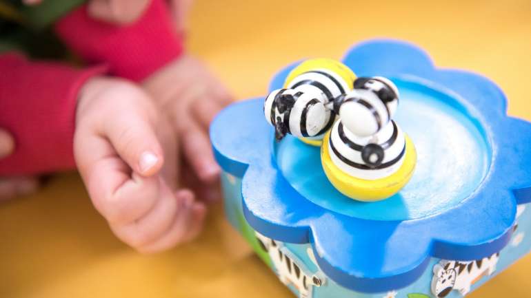 O subsídio para assistência a filho é atribuído ao pai ou à mãe para prestar "assistência imprescindível e inadiável a filho, por motivo de doença ou acidente"