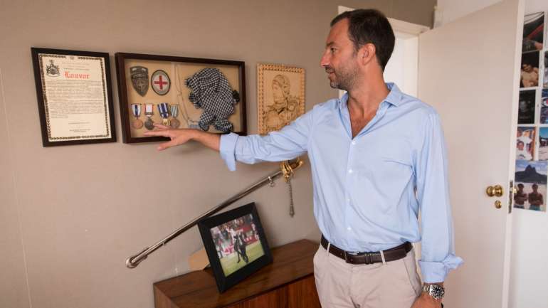 Varandas guarda na sua sala a Medalha D. Afonso Henriques pela missão como médico oficial da Força Nacional Destacada no Afeganistão