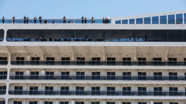 O navio de cruzeiro MSC Fantasia está acostado em Lisboa desde domingo com mais de 1.300 passageiros estrangeiros a bordo