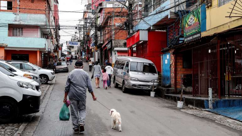 A população mais pobre vê-se impossibilitada de cumprir as recomendações de isolamento devido às fracas condições das habitações