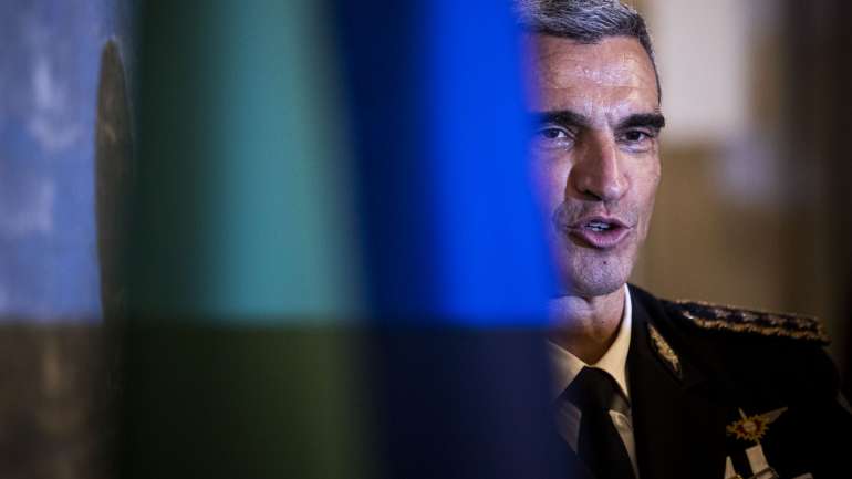 O superintendente-chefe Magina da Silva encomendou viseiras cirúrgicas adaptadas para os polícias a um fabricante em Sintra