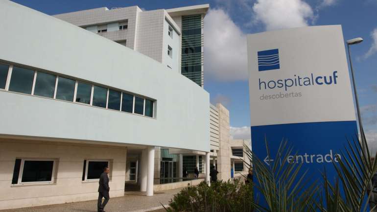 "Os hospitais privados assegurarão o internamento dos seus doentes diagnosticados com Covid-19 e cujo internamento se justifique clinicamente. O mesmo acontecerá com os cuidados intensivos", pode ler-se na nota