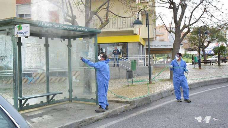Uma operação de desinfeção de rua no Carregado, ao abrigo do plano de desinfeção da Comunidade Intermunicipal do Oeste