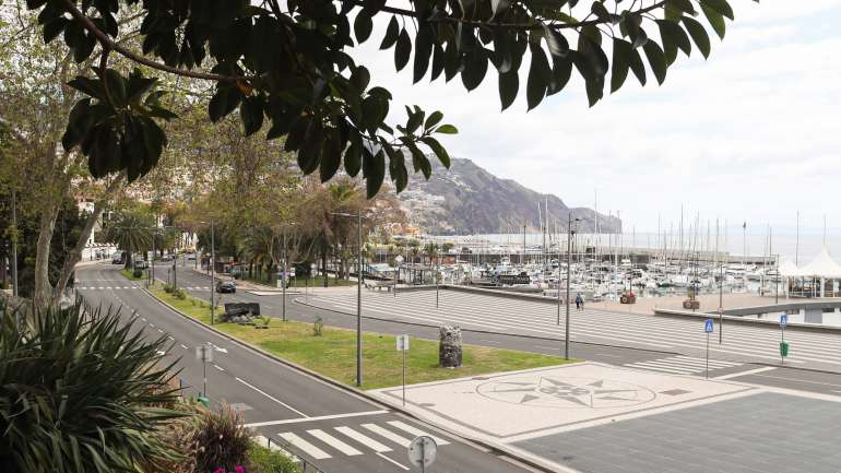 "Não podemos estar preocupados nem com deficits, nem com limites de endividamento, nem com contração de dívidas", declarou o vice-presidente da Madeira