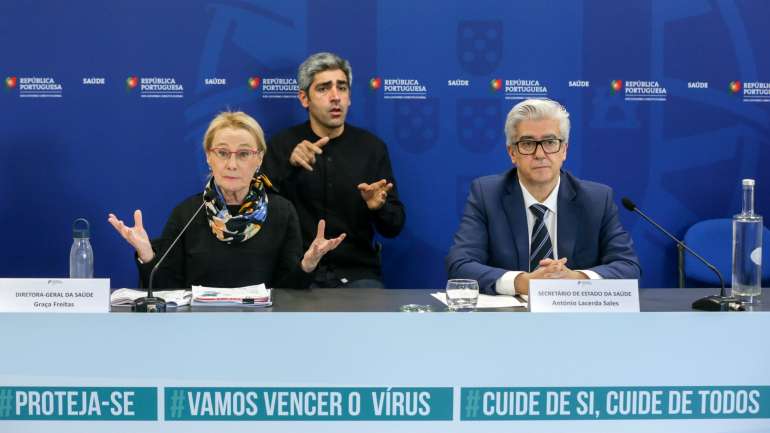 Graça Freitas e António Sales tiveram esta quinta-feira a companhia de Fernando Almeida, presidente do Instituto Ricardo Jorge, na conferência de imprensa