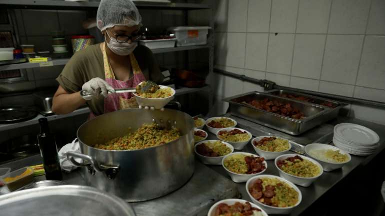 Comida para profissionais de saúde, sem abrigo ou famílias carenciadas estão a ser feitas e entregues de norte a sul do país