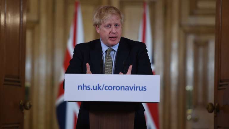 Boris Johnson anunciou por Twitter que vai ficar em isolamento depois de ter testado positivo. Vai continuar a trabalhar e receberá as refeições à porta de casa