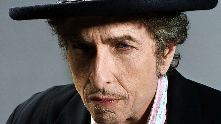 "Protejam-se, mantenham-se seguros e observadores e que Deus esteja convosco", deseja Dylan aos fãs