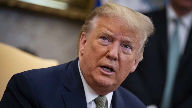 Donald Trump assinou um gigante pacote de ajudas à economia no dia em que os EUA atingiram 100 mil casos de Covid-19