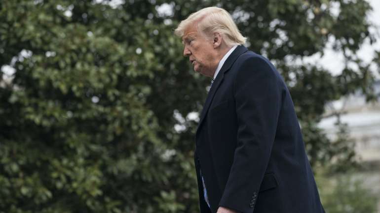 Apesar da pandemia, Donald Trump deslocou-se mais de 300 quilómetros para ver a partida de um navio-hospital para Nova Iorque