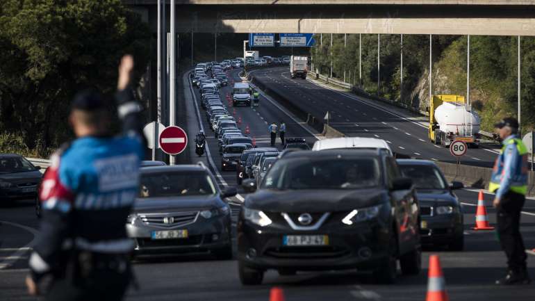 Operação policial da PSP no sábado provocou uma fila de trânsito na ponte 25 de abril. Houve condutores mandados para trás.