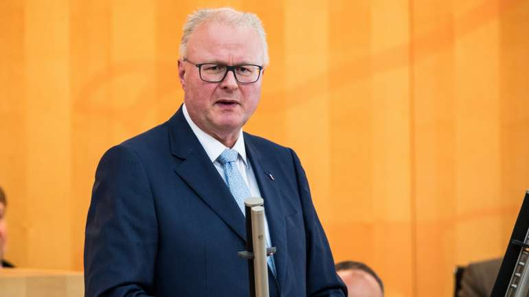 O político de 54 anos era ministro das Finanças de Hesse há quase uma década