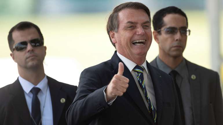 Nos dois vídeos apagados, o Presidente do Brasil, de 65 anos, defendeu o fim das medidas de contenção em vigor em muitos estados do país e o uso de cloroquina no tratamento da doença