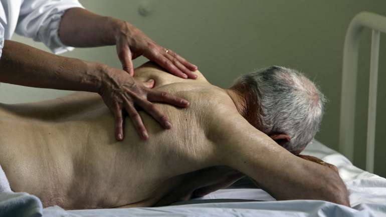 De acordo com a estrutura associativa, o papel do fisioterapeuta é reconhecido pelas entidades internacionais, que referem a fisioterapia como primordial na otimização da ventilação e oxigenação dos pacientes