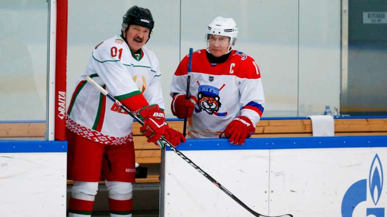 Alexander Lukashenko, na direita, é o presidente da Bielorrúsia que continua a negar a seriedade do novo coronavírus.