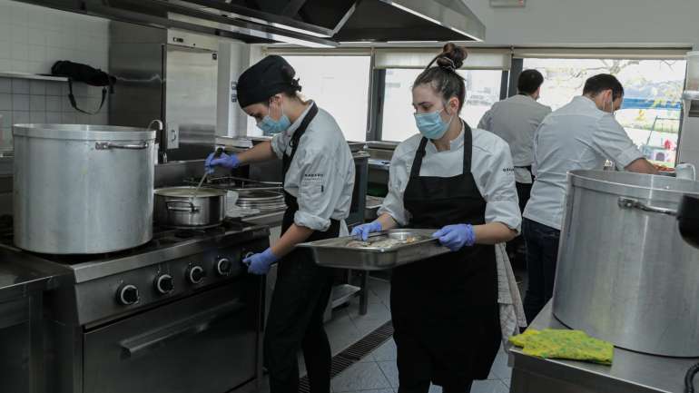 O restaurante teve de fechar “por razões óbvias” com a equipa a ficar parada em regime de "lay-off" mas, ao aperceberem-se que “havia pessoas a precisarem de ajuda, toda a equipa “decidiu aderir voluntariamente”