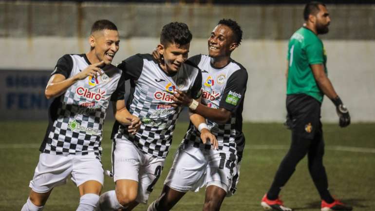 Diriangén, uma das equipas que luta pelo título na Nicarágua, entrou no penúltimo jogo a manter distâncias e com máscaras e luvas