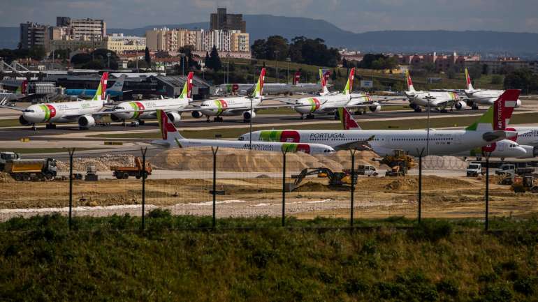 Aeroportos nacionais fechados depois de a 23 terem fechado as fronteiras por terra com Espanha. Só mercadorias passam.