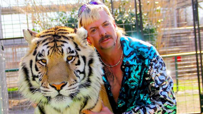 À esquerda, tigre; à direita, Joe Exotic. Com o documentário, o espectador perceber que são quase um único ser