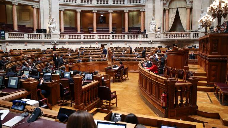 O Bloco de Esquerda quer mais apoios sociais, o CDS pede "testagem massificada" no país