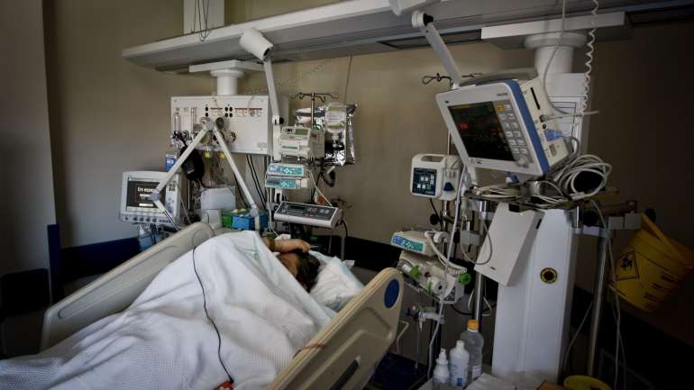 Governo fala em oito médicos e enfermeiros nos Cuidados Intensivos, mas o bastonário diz que há uma grande discrepância entre número de infetados e número em estado grave