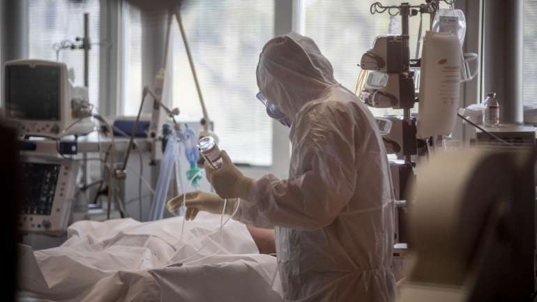 Estão a decorrer ensaios clínicos para descobrir se o plasma rico em anticorpos pode mesmo salvar doentes com Covid-19