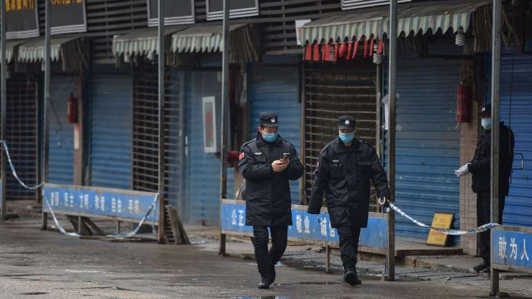O mercado de mariscos de Wuhan foi considerado a origem do surto e foi encerrado pelas autoridades