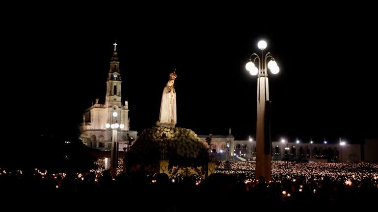 "Na noite do dia 12 de maio, será recitado o rosário, com o lucernário, e, no dia 13 de maio, será celebrada a missa internacional", garante o santuário