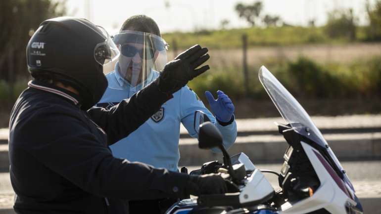 Há menos circulação nas estradas, mas a Polícia tem feito várias ações de sensibilização para que todos fiquem em casa
