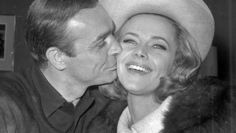 Honor Blackman vestiu a pele da vilã glamourosa que ajudou Goldfinger a roubar o Fort Knox