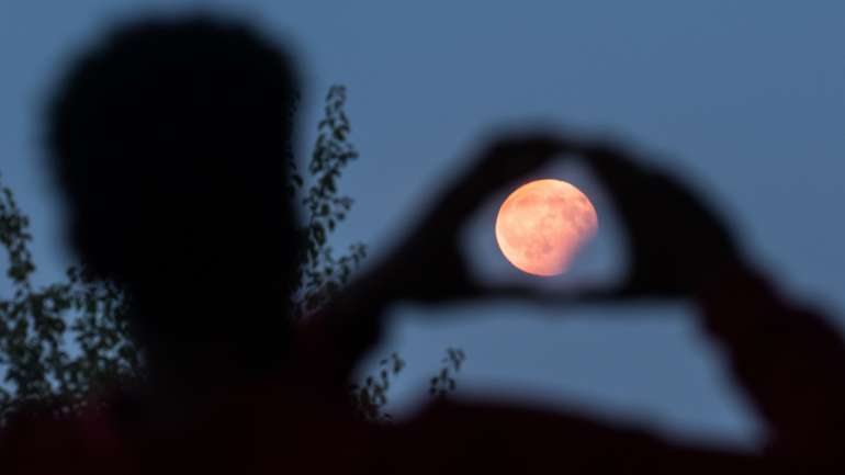 A lua poderá ser vista em todo o seu esplendor a partir do seu nascimento, às 19h32 desta terça-feira, até ao momento em que atinge o seu ponto mais alto e brilhante, às 3h35 de quarta-feira
