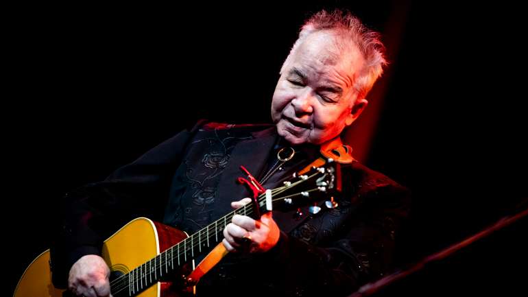John Prine há apenas seis meses, a atuar em Hollywood, na California