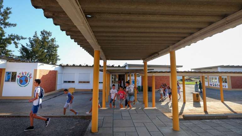 Para a investigadora, "a ideia de reabrir" apenas parcialmente as escolas "seria boa", uma vez que "o risco de induzir novo crescimento exponencial" de casos de infeção "seria baixo"