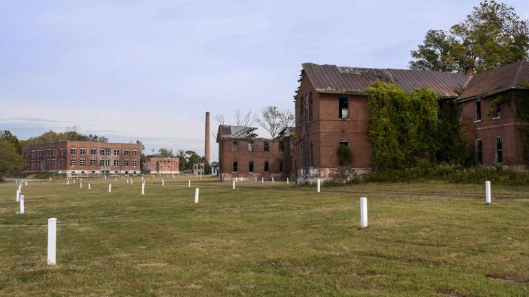 Série de marcas brancas de locais onde estão enterrados cidadãos anónimos, em Hart Island
