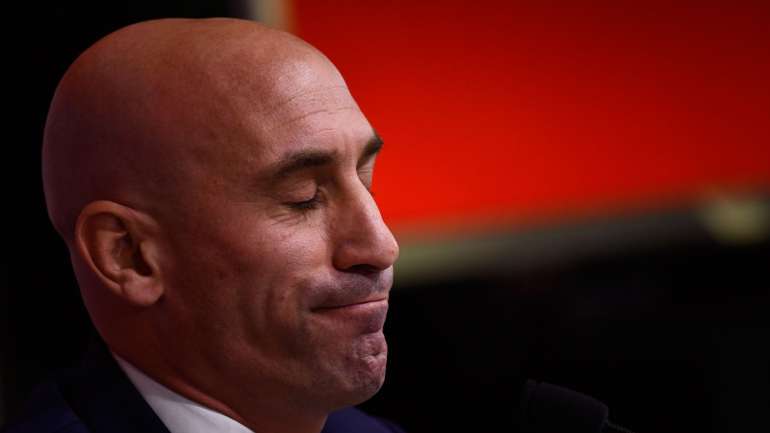 Luis Rubiales conseguiu antecipar eleições da Federação onde irá defrontar Iker Casillas mas sufrágio pode não ocorrer em junho