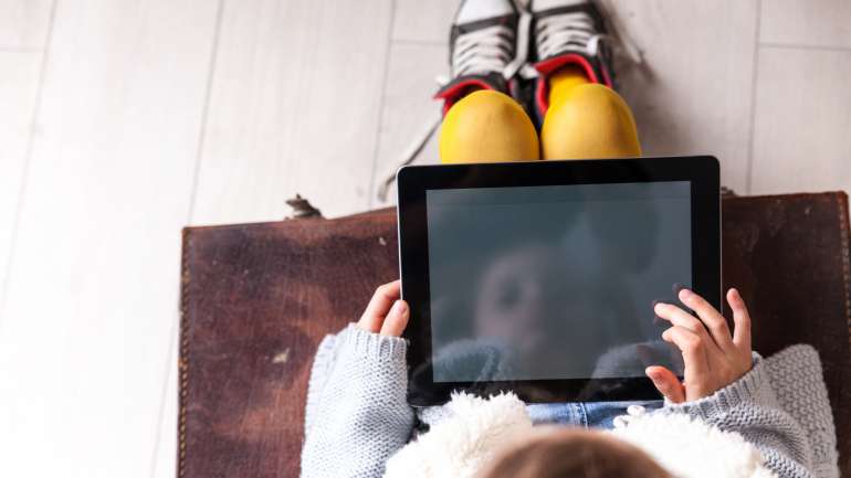 Dados do INE apenas indicam se existe algum computador com internet no agregado familiar de cada aluno. Em contexto de teletrabalho, o computador poderá não estar disponível